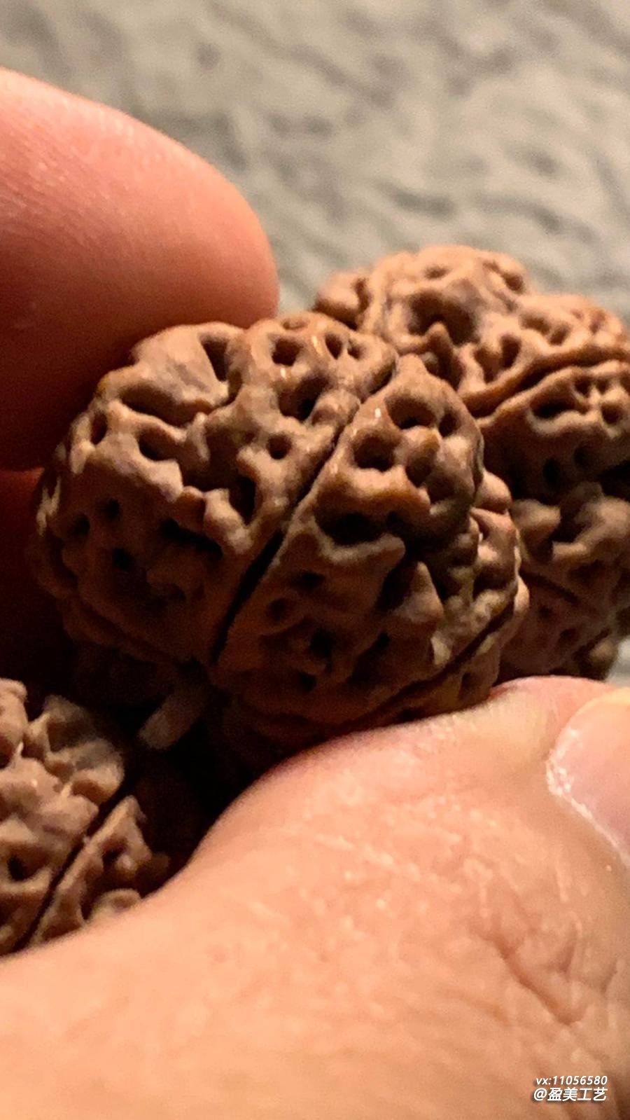 大金刚菩提手串作品展示 蜂窝双龙纹细节实拍