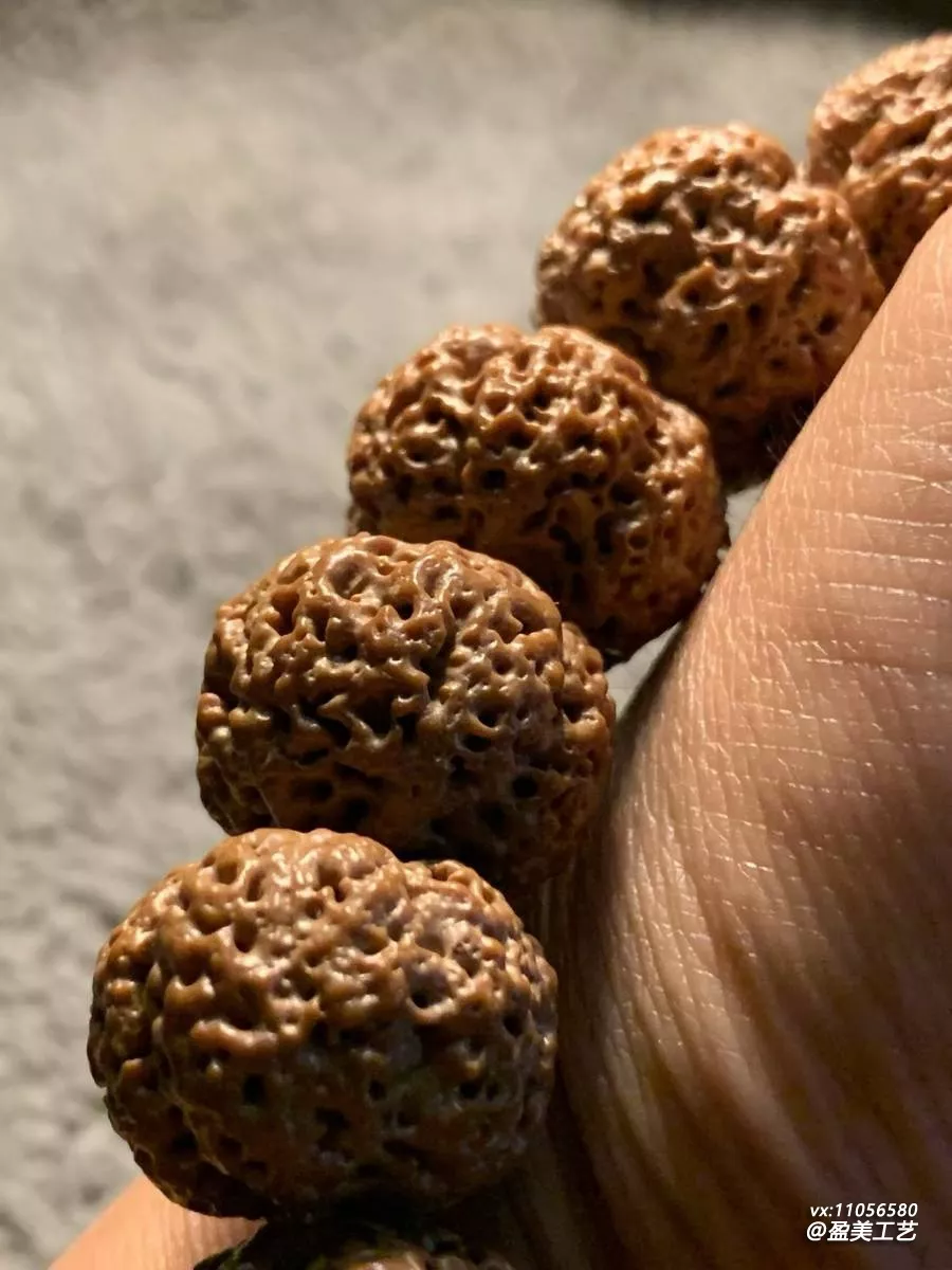 这串金刚的纹路太特别了 每颗都像一朵花
