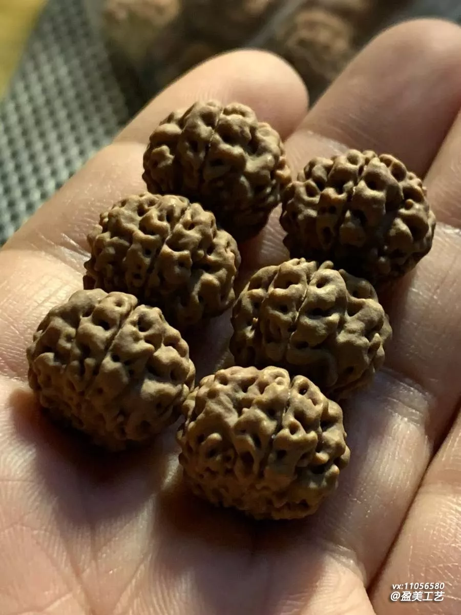 客户**要双龙纹 帮他挑了一串特别满意的
